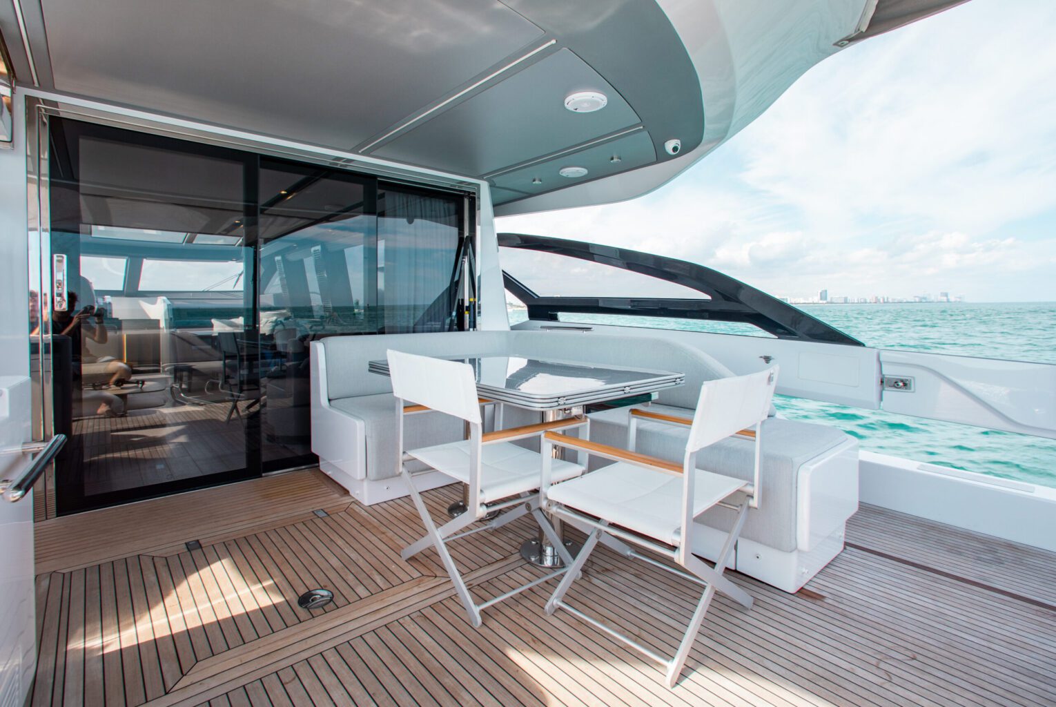 82′ Azimut — private yacht charter in Miami