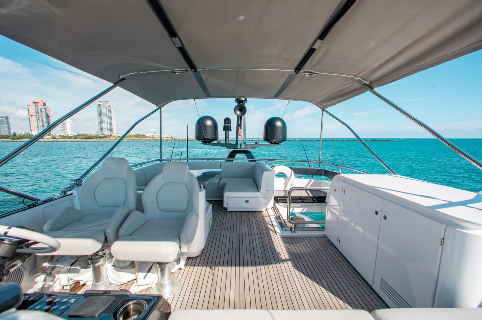 82′ Azimut — private yacht charter in Miami