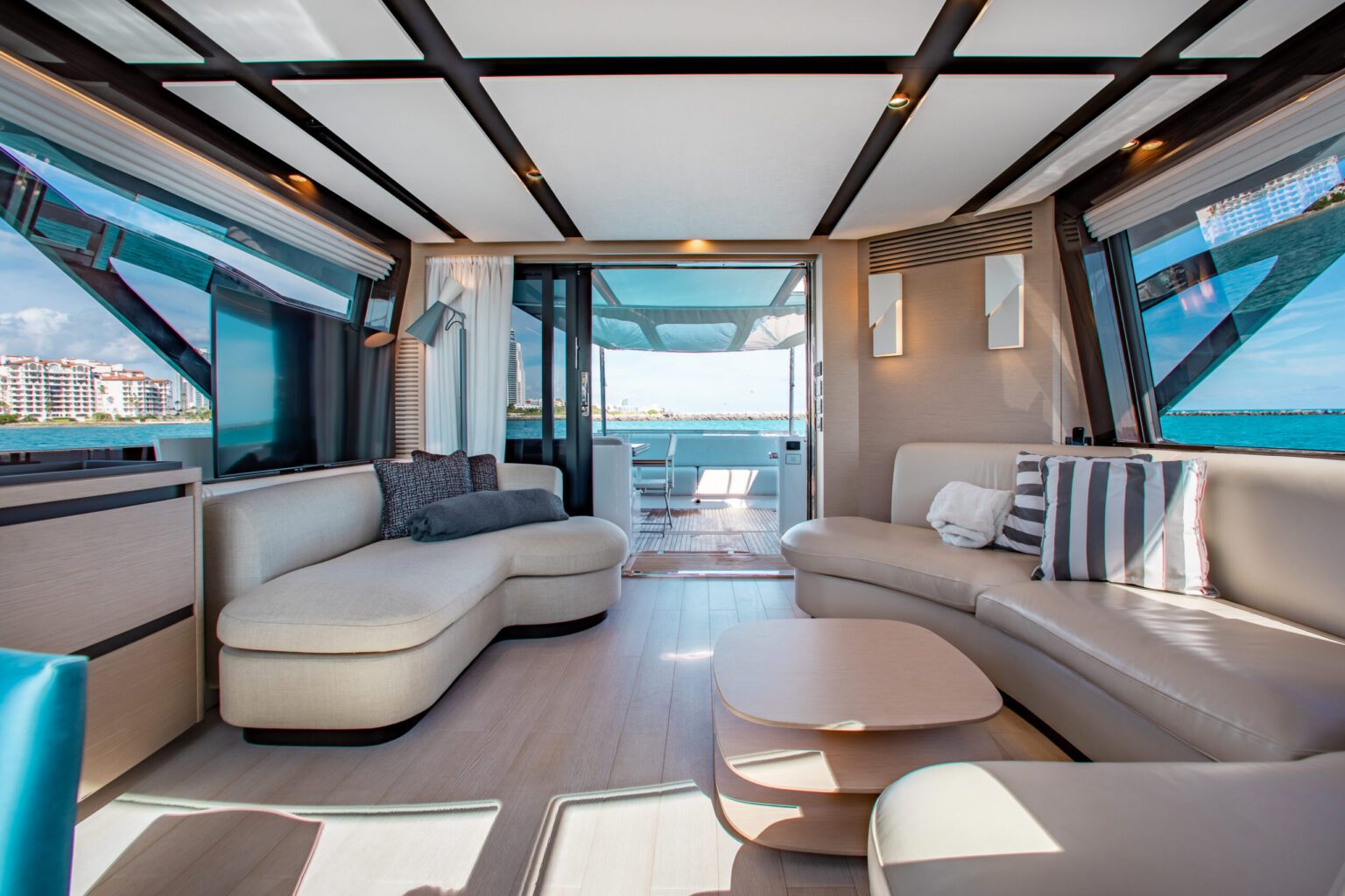 82′ Azimut — private yacht charter in Miami
