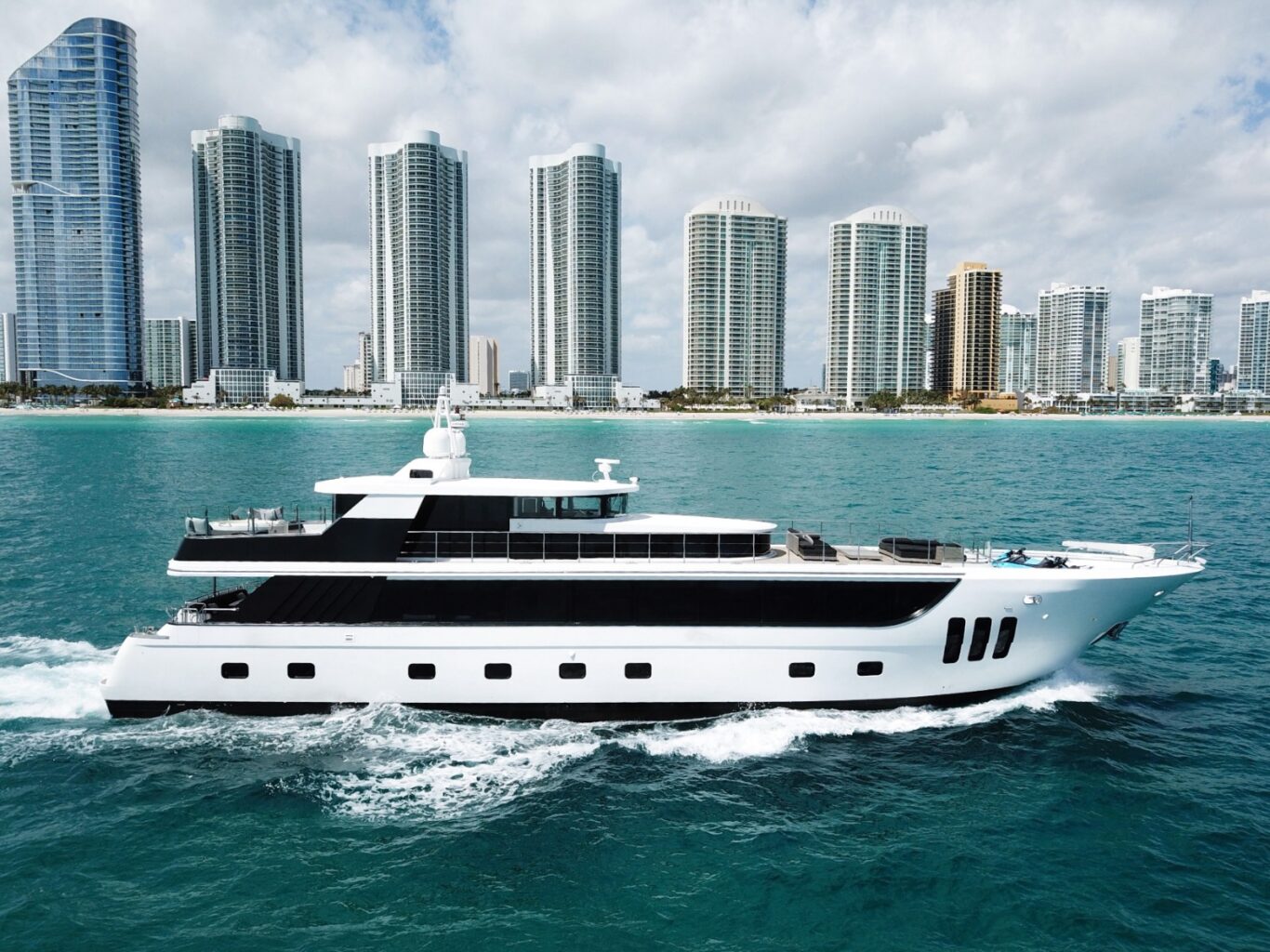 112′ Custom + Water Toys + Jetski 1Hr + Jacuzzi